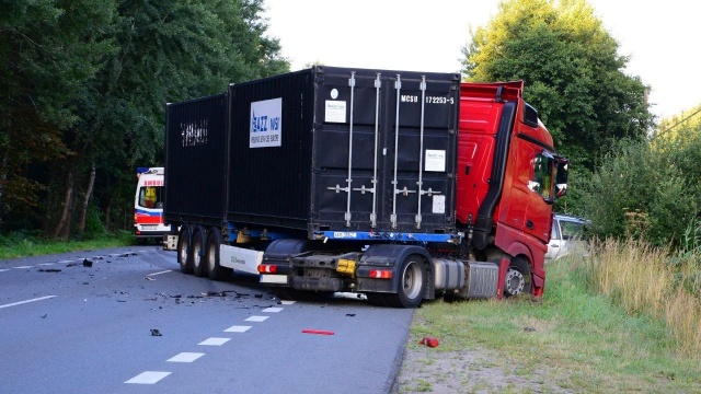 Wypadek niedaleko stacji kolejowej Lubiewo. Fot. Andrzej Ryfczyński / iswinoujscie.pl Śmiertelny wypadek na trójce. Jest ruch wahadłowy [NOWE, WIDEO, ZDJĘCIA]