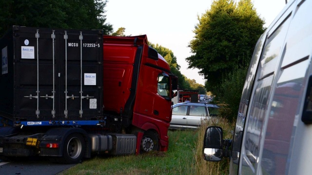 Wypadek niedaleko stacji kolejowej Lubiewo. Fot. Andrzej Ryfczyński / iswinoujscie.pl Śmiertelny wypadek na trójce. Jest ruch wahadłowy [NOWE, WIDEO, ZDJĘCIA]