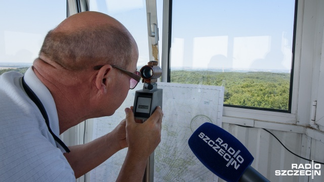 Celownik optyczny do stwierdzenia w jakim miejscu dym się wydobywa. Fot. Konrad Nowak [Radio Szczecin] Puszcza Bukowa pod przeciwpożarowym nadzorem [WIDEO, ZDJĘCIA]