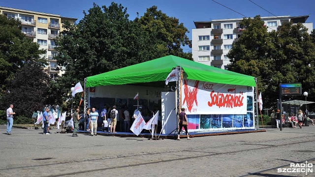 Namiot "Solidarności" stanął w środę na placu Grunwaldzkim w Szczecinie. Fot. Łukasz Szełemej [Radio Szczecin] Spotkanie z historią i "Solidarnością" na Grunwaldzkim [WIDEO, ZDJĘCIA]