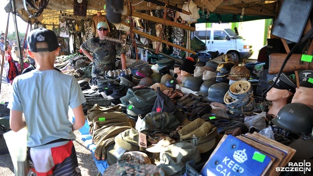 Czołgi, wozy pancerne, motocykle oraz haubice - takie maszyny zjechały do Bornego Sulinowa na 12 Międzynarodowy Zlot Pojazdów Militarnych. Fot. Łukasz Szełemej [Radio Szczecin] Raj dla fanów militariów w Bornem Sulinowie [ZDJĘCIA]