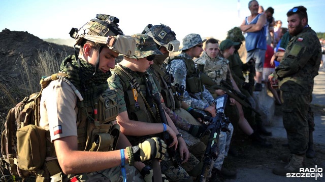 Czołgi, wozy pancerne, motocykle oraz haubice - takie maszyny zjechały do Bornego Sulinowa na 12 Międzynarodowy Zlot Pojazdów Militarnych. Fot. Łukasz Szełemej [Radio Szczecin] Raj dla fanów militariów w Bornem Sulinowie [ZDJĘCIA]