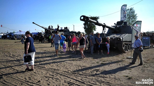 Czołgi, wozy pancerne, motocykle oraz haubice - takie maszyny zjechały do Bornego Sulinowa na 12 Międzynarodowy Zlot Pojazdów Militarnych. Fot. Łukasz Szełemej [Radio Szczecin] Raj dla fanów militariów w Bornem Sulinowie [ZDJĘCIA]