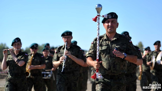 Czołgi, wozy pancerne, motocykle oraz haubice - takie maszyny zjechały do Bornego Sulinowa na 12 Międzynarodowy Zlot Pojazdów Militarnych. Fot. Łukasz Szełemej [Radio Szczecin] Raj dla fanów militariów w Bornem Sulinowie [ZDJĘCIA]