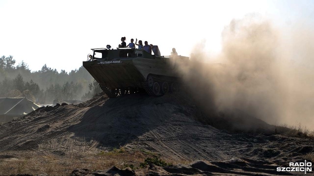 Czołgi, wozy pancerne, motocykle oraz haubice - takie maszyny zjechały do Bornego Sulinowa na 12 Międzynarodowy Zlot Pojazdów Militarnych. Fot. Łukasz Szełemej [Radio Szczecin] Raj dla fanów militariów w Bornem Sulinowie [ZDJĘCIA]
