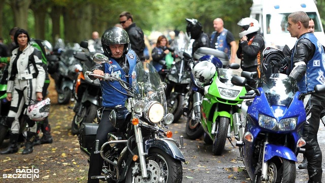 Policjanta żegnali także zwykli motocykliści. Fot. Łukasz Szełemej [Radio Szczecin] "Pojechał motocyklem daleko, prosto do nieba" [ZDJĘCIA]