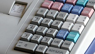 Fryzjerzy, mechanicy czy lekarze od poniedziałku muszą mieć w swoich zakładach kasy fiskalne. Zmiany wprowadza Ministerstwo Finansów. Zdaniem przedstawicieli resortu kasy pomogą w zwalczaniu szarej strefy.