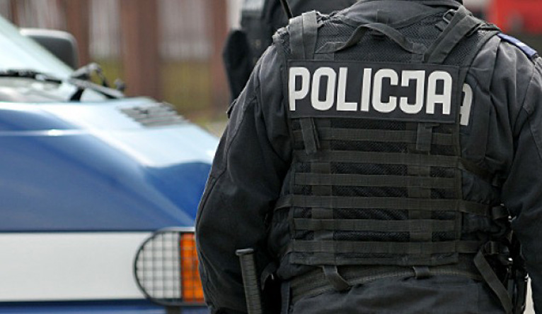 Mężczyzna, który w trakcie policyjnej kontroli uciekł do lasu, porzucając swój samochód jest już w rękach policji. Po ponad ośmiu godzinach poszukiwań został zatrzymany na terenie Czaplinka.