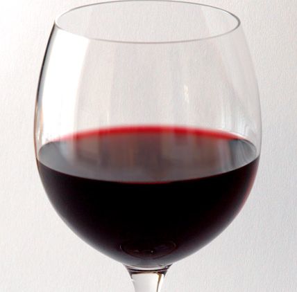 Wino będzie dwa razy droższe Miałoby się tak stać w wyniku podwyższenia akcyzy na te trunki aż o 400 procent - podaje portal money.pl.