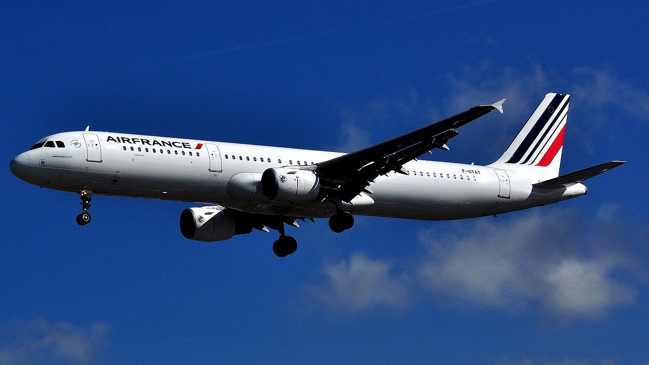 Rząd francuski planuje wprowadzenie przepisów zabraniających liniom lotniczym realizowanie połączeń na trasach, z których wycofuje się Air France. Paryż prowadzi w tej sprawie konsultacje z Unią Europejską.