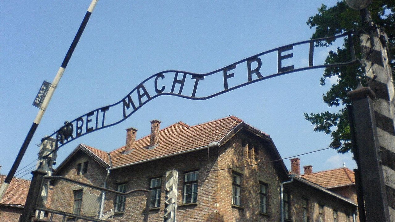 Prawdopodobnie jeszcze w poniedziałek Sąd Rejonowy w Oświęcimiu ogłosi wyrok w sprawie głośnego happeningu przed bramą byłego niemieckiego nazistowskiego obozu Auschwitz-Birkenau.