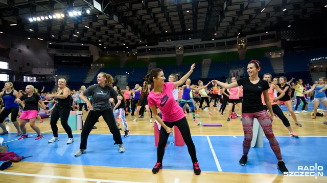 600 osób wylewało "siódme poty" w hali Azoty Arena w Szczecinie. Trening poprowadziła jedna z najpopularniejszych trenerek w Polsce - Anna Lewandowska. Fot. Konrad Nowak [Radio Szczecin] Trening z Anną Lewandowską w Azoty Arenie [WIDEO, ZDJĘCIA]