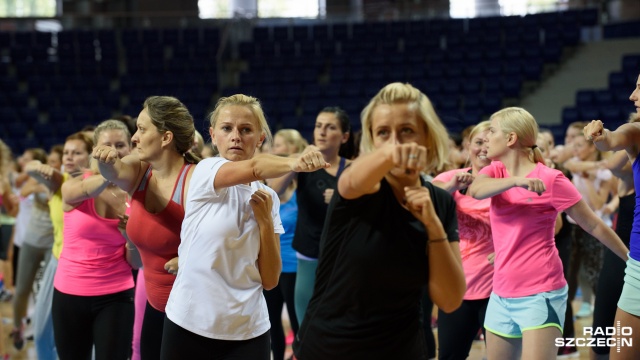 600 osób wylewało "siódme poty" w hali Azoty Arena w Szczecinie. Trening poprowadziła jedna z najpopularniejszych trenerek w Polsce - Anna Lewandowska. Fot. Konrad Nowak [Radio Szczecin] Trening z Anną Lewandowską w Azoty Arenie [WIDEO, ZDJĘCIA]
