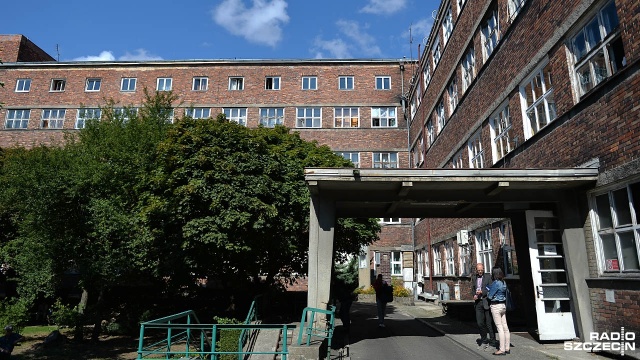 Jesienią tego roku rozpocznie się przebudowa drogi przeciwpożarowej. Fot. Łukasz Szełemej [Radio Szczecin] Szpital wojskowy na gruntowny remont musi poczekać [ZDJĘCIA]