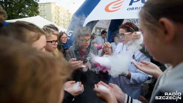 Budynki Zachodniopomorskiego Uniwersytetu Technicznego przy al. Piastów zmieniły się w prawdziwe naukowe miasteczko. Fot. Konrad Nowak [Radio Szczecin] Noc pełna atrakcji. ZUT zamienił się w naukowe miasteczko [WIDEO, ZDJĘCIA]
