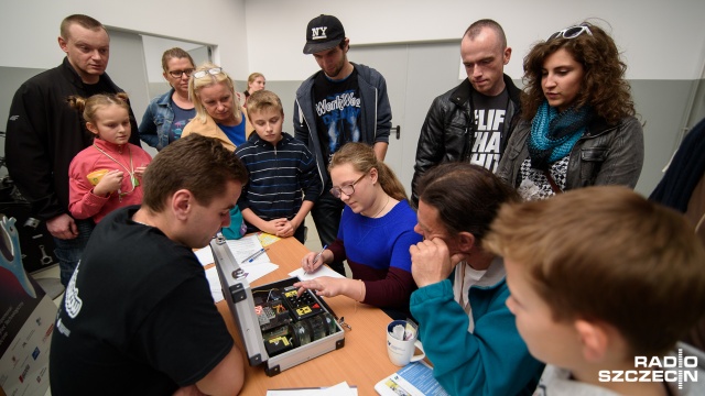 Budynki Zachodniopomorskiego Uniwersytetu Technicznego przy al. Piastów zmieniły się w prawdziwe naukowe miasteczko. Fot. Konrad Nowak [Radio Szczecin] Noc pełna atrakcji. ZUT zamienił się w naukowe miasteczko [WIDEO, ZDJĘCIA]
