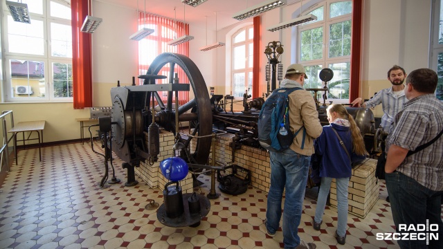 Budynki Zachodniopomorskiego Uniwersytetu Technicznego przy al. Piastów zmieniły się w prawdziwe naukowe miasteczko. Fot. Konrad Nowak [Radio Szczecin] Noc pełna atrakcji. ZUT zamienił się w naukowe miasteczko [WIDEO, ZDJĘCIA]