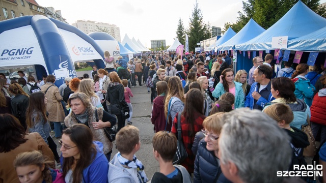 Budynki Zachodniopomorskiego Uniwersytetu Technicznego przy al. Piastów zmieniły się w prawdziwe naukowe miasteczko. Fot. Konrad Nowak [Radio Szczecin] Noc pełna atrakcji. ZUT zamienił się w naukowe miasteczko [WIDEO, ZDJĘCIA]