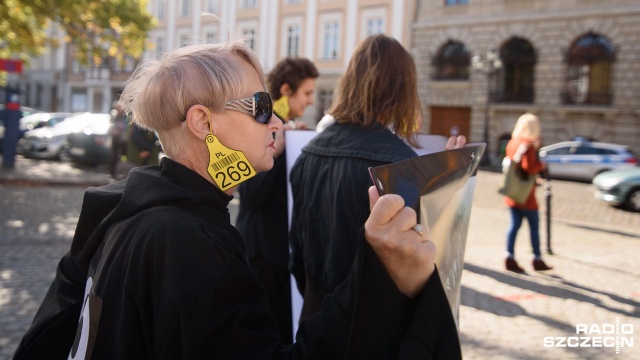 Kilkudziesięciu szczecinian protestowało przeciwko złemu traktowaniu zwierząt. Fot. Konrad Nowak [Radio Szczecin] Marsz w obronie zwierząt przeszedł ulicami Szczecina [WIDEO, ZDJĘCIA]