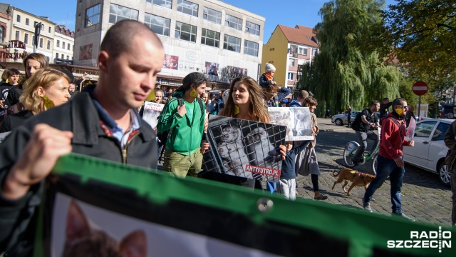 Kilkudziesięciu szczecinian protestowało przeciwko złemu traktowaniu zwierząt. Fot. Konrad Nowak [Radio Szczecin] Marsz w obronie zwierząt przeszedł ulicami Szczecina [WIDEO, ZDJĘCIA]
