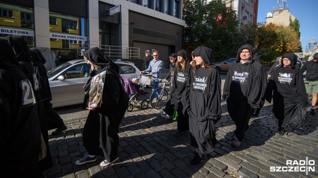 Kilkudziesięciu szczecinian protestowało przeciwko złemu traktowaniu zwierząt. Fot. Konrad Nowak [Radio Szczecin] Marsz w obronie zwierząt przeszedł ulicami Szczecina [WIDEO, ZDJĘCIA]