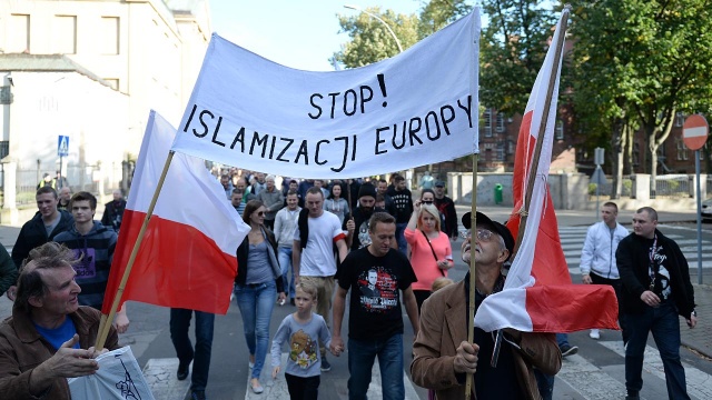 Ponad tysiąc ludzi wzięło udział w proteście przeciwko imigrantom. Fot. Łukasz Szełemej [Radio Szczecin] Protest przeciw imigrantom z węgierską flagą w tle [WIDEO, ZDJĘCIA]