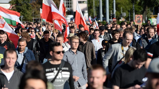 Ponad tysiąc ludzi wzięło udział w proteście przeciwko imigrantom. Fot. Łukasz Szełemej [Radio Szczecin] Protest przeciw imigrantom z węgierską flagą w tle [WIDEO, ZDJĘCIA]