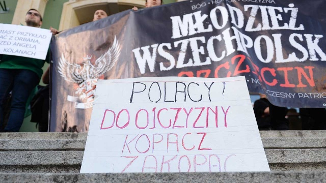 Ponad tysiąc ludzi wzięło udział w proteście przeciwko imigrantom. Fot. Łukasz Szełemej [Radio Szczecin] Protest przeciw imigrantom z węgierską flagą w tle [WIDEO, ZDJĘCIA]