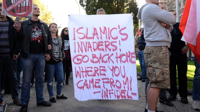 Ponad tysiąc ludzi wzięło udział w proteście przeciwko imigrantom. Fot. Łukasz Szełemej [Radio Szczecin] Protest przeciw imigrantom z węgierską flagą w tle [WIDEO, ZDJĘCIA]