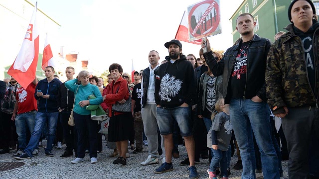 Ponad tysiąc ludzi wzięło udział w proteście przeciwko imigrantom. Fot. Łukasz Szełemej [Radio Szczecin] Protest przeciw imigrantom z węgierską flagą w tle [WIDEO, ZDJĘCIA]