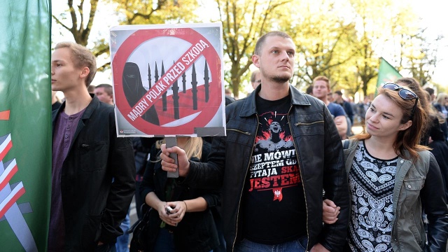Ponad tysiąc ludzi wzięło udział w proteście przeciwko imigrantom. Fot. Łukasz Szełemej [Radio Szczecin] Protest przeciw imigrantom z węgierską flagą w tle [WIDEO, ZDJĘCIA]
