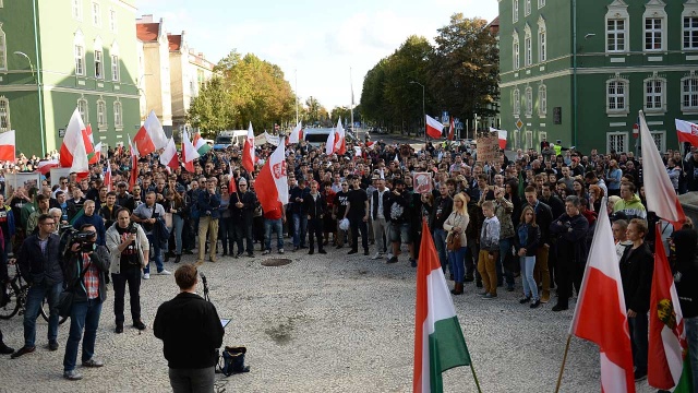 Ponad tysiąc ludzi wzięło udział w proteście przeciwko imigrantom. Fot. Łukasz Szełemej [Radio Szczecin] Protest przeciw imigrantom z węgierską flagą w tle [WIDEO, ZDJĘCIA]