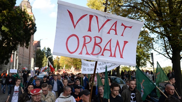 Ponad tysiąc ludzi wzięło udział w proteście przeciwko imigrantom. Fot. Łukasz Szełemej [Radio Szczecin] Protest przeciw imigrantom z węgierską flagą w tle [WIDEO, ZDJĘCIA]