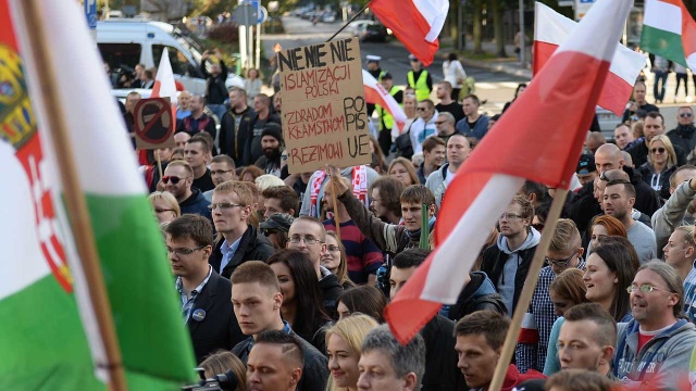 Ponad tysiąc ludzi wzięło udział w proteście przeciwko imigrantom. Fot. Łukasz Szełemej [Radio Szczecin] Protest przeciw imigrantom z węgierską flagą w tle [WIDEO, ZDJĘCIA]