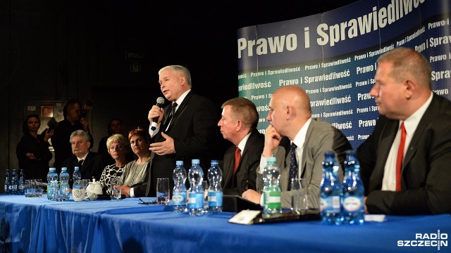 Polska ziemia trafi do polskich rolników - zapewnił na spotkaniu w Stargardzie Jarosław Kaczyński. Fot. Łukasz Szełemej [Radio Szczecin] Kaczyński składa obietnicę zachodniopomorskim rolnikom [WIDEO, ZDJĘCIA]