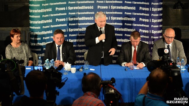 Polska ziemia trafi do polskich rolników - zapewnił na spotkaniu w Stargardzie Jarosław Kaczyński. Fot. Łukasz Szełemej [Radio Szczecin] Kaczyński składa obietnicę zachodniopomorskim rolnikom [WIDEO, ZDJĘCIA]