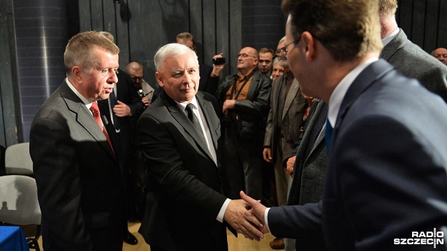Polska ziemia trafi do polskich rolników - zapewnił na spotkaniu w Stargardzie Jarosław Kaczyński. Fot. Łukasz Szełemej [Radio Szczecin] Kaczyński składa obietnicę zachodniopomorskim rolnikom [WIDEO, ZDJĘCIA]