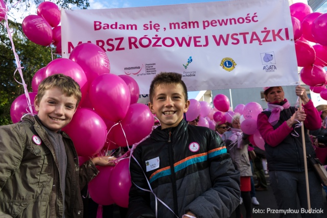 Fot. Przemysław Budziak [Marsz Różowej Wstążki w Szczecinie] Różowe wstążki przemaszerowały przez Szczecin [DUŻO ZDJĘĆ, WIDEO]