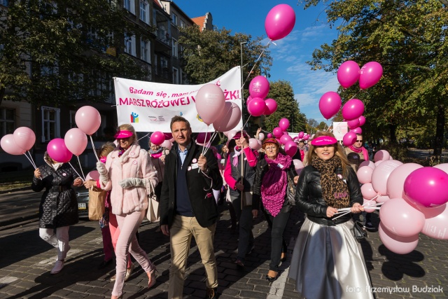 Fot. Przemysław Budziak [Marsz Różowej Wstążki w Szczecinie] Różowe wstążki przemaszerowały przez Szczecin [DUŻO ZDJĘĆ, WIDEO]
