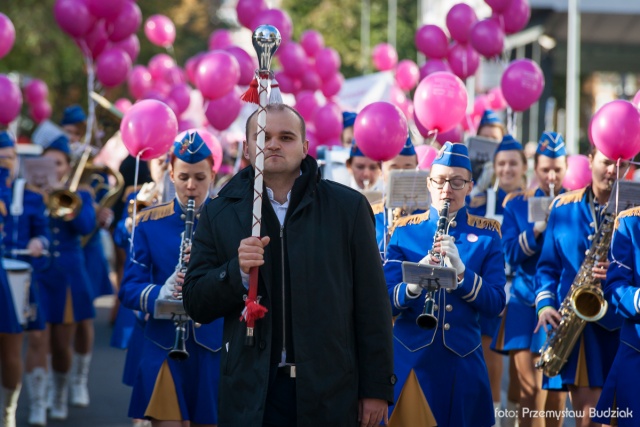 Fot. Przemysław Budziak [Marsz Różowej Wstążki w Szczecinie] Różowe wstążki przemaszerowały przez Szczecin [DUŻO ZDJĘĆ, WIDEO]