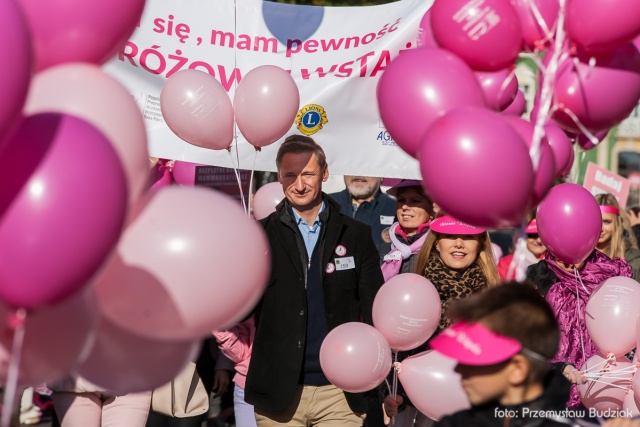 Fot. Przemysław Budziak [Marsz Różowej Wstążki w Szczecinie] Różowe wstążki przemaszerowały przez Szczecin [DUŻO ZDJĘĆ, WIDEO]