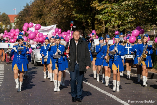 Fot. Przemysław Budziak [Marsz Różowej Wstążki w Szczecinie] Różowe wstążki przemaszerowały przez Szczecin [DUŻO ZDJĘĆ, WIDEO]