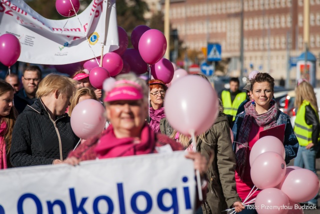Fot. Przemysław Budziak [Marsz Różowej Wstążki w Szczecinie] Różowe wstążki przemaszerowały przez Szczecin [DUŻO ZDJĘĆ, WIDEO]