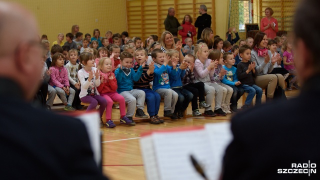 Niemieccy policjanci zagrali dla polskich uczniów i ich rodziców. Koncert odbył się w Szczecinie z okazji Dnia Edukacji Narodowej. Fot. Konrad Nowak [Radio Szczecin] Niemieccy policjanci koncertują w Szczecinie [WIDEO, ZDJĘCIA]