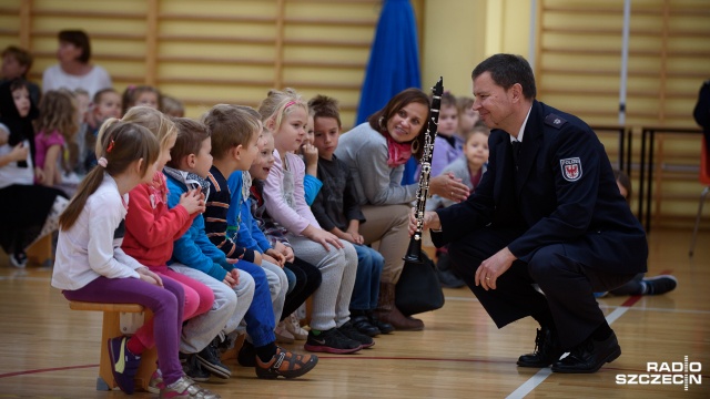 Niemieccy policjanci zagrali dla polskich uczniów i ich rodziców. Koncert odbył się w Szczecinie z okazji Dnia Edukacji Narodowej. Fot. Konrad Nowak [Radio Szczecin] Niemieccy policjanci koncertują w Szczecinie [WIDEO, ZDJĘCIA]