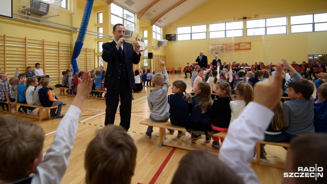 Niemieccy policjanci zagrali dla polskich uczniów i ich rodziców. Koncert odbył się w Szczecinie z okazji Dnia Edukacji Narodowej. Fot. Konrad Nowak [Radio Szczecin] Niemieccy policjanci koncertują w Szczecinie [WIDEO, ZDJĘCIA]