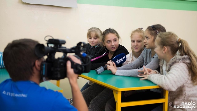 Życzenia nauczycielom złożyli m.in. uczniowie Zespołu Szkół Sportowych im. Sportowców Ziemi Szczecińskiej w Szczecinie. Fot. Maciej Myszkowiak [Radio Szczecin] Dzieci dla nauczycieli w dniu ich święta [WIDEO, ZDJĘCIA]