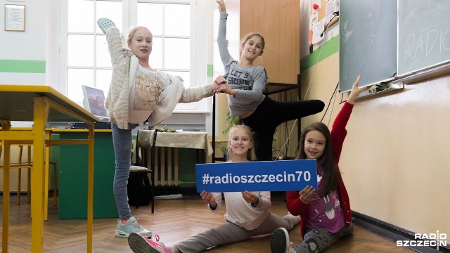 Życzenia nauczycielom złożyli m.in. uczniowie Zespołu Szkół Sportowych im. Sportowców Ziemi Szczecińskiej w Szczecinie. Fot. Maciej Myszkowiak [Radio Szczecin] Dzieci dla nauczycieli w dniu ich święta [WIDEO, ZDJĘCIA]