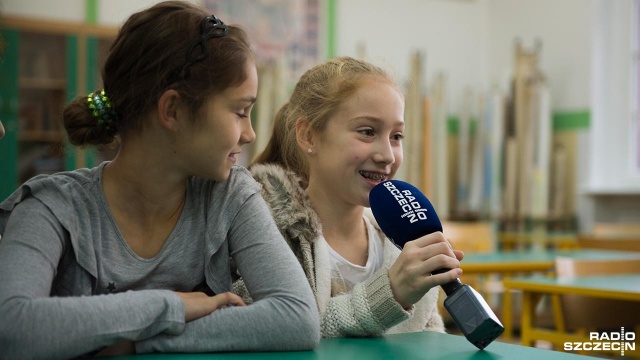 Życzenia nauczycielom złożyli m.in. uczniowie Zespołu Szkół Sportowych im. Sportowców Ziemi Szczecińskiej w Szczecinie. Fot. Maciej Myszkowiak [Radio Szczecin] Dzieci dla nauczycieli w dniu ich święta [WIDEO, ZDJĘCIA]