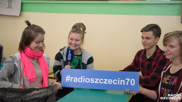 Życzenia nauczycielom złożyli m.in. uczniowie Zespołu Szkół Sportowych im. Sportowców Ziemi Szczecińskiej w Szczecinie. Fot. Maciej Myszkowiak [Radio Szczecin] Dzieci dla nauczycieli w dniu ich święta [WIDEO, ZDJĘCIA]